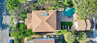 Bright & Sunny Home With Putting Green & Pool Near Lake Worth Beach