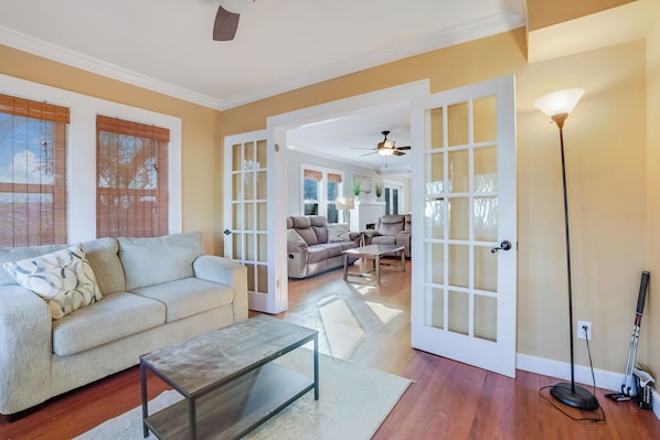 Smart-tv, eldstad och datorskärmar