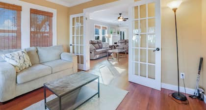 Bright & Sunny Home With Putting Green & Pool Near Lake Worth Beach