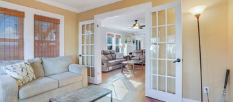 Bright & Sunny Home With Putting Green & Pool Near Lake Worth Beach