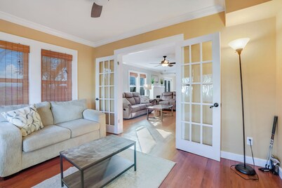 Bright & Sunny Home With Putting Green & Pool Near Lake Worth Beach