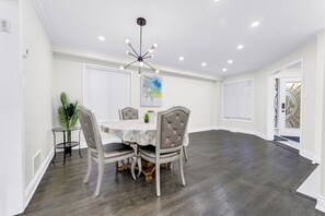 Dining - Mystic Mansion in Mississauga (Greater Toronto) w/Party Rm Sleeps 10 (Mississauga)