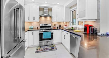 Mystic Mansion in Mississauga (Greater Toronto) w/Party Rm Sleeps 10
