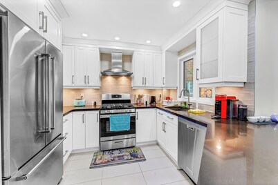 Mystic Mansion in Mississauga (Greater Toronto) w/Party Rm Sleeps 10