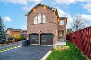 Exterior - Mystic Mansion in Mississauga (Greater Toronto) w/Party Rm Sleeps 10 (Mississauga)