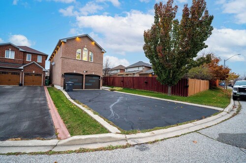 Mystic Mansion in Mississauga (Greater Toronto) w/Party Rm Sleeps 10