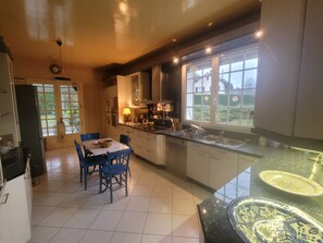 Private kitchen - Large atypical family home with lots of character. (Authon du perche)