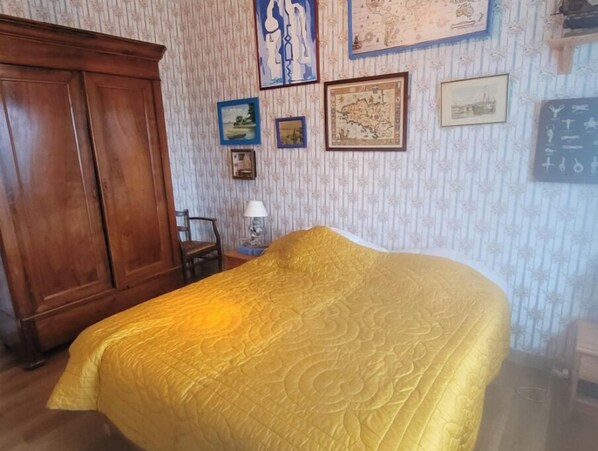 7 bedrooms, iron/ironing board - Large atypical family home with lots of character. (Authon du perche)