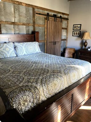 6 室のベッドルーム、アイロン / アイロン台、WiFi (無料)、ベッドシーツ