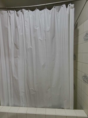 Douche, serviettes fournies, savon, papier toilette