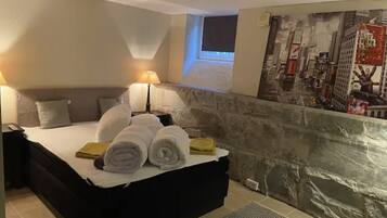 3 dormitorios, escritorio, tabla de planchar con plancha y cuna de viaje