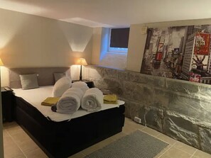 3 habitaciones, escritorio y tabla de planchar con plancha 