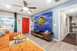 Smart TV, videogiochi, tavolo da ping pong, libri