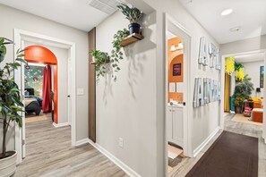 6 chambres, coffre-fort, bureau, fer et planche à repasser