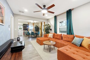 Smart TV, videogiochi, tavolo da ping pong, libri