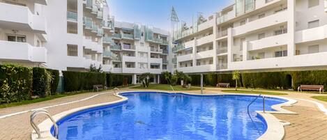 Una piscina al aire libre