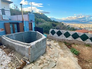 Property grounds - 25’ from city centre, rural house (Galatsi)