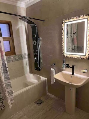 Haartrockner, Bidet, Handtücher, Seife