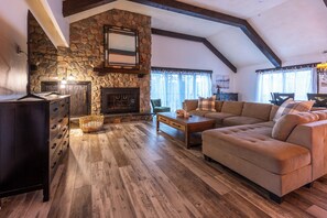 Una Smart TV, una chimenea