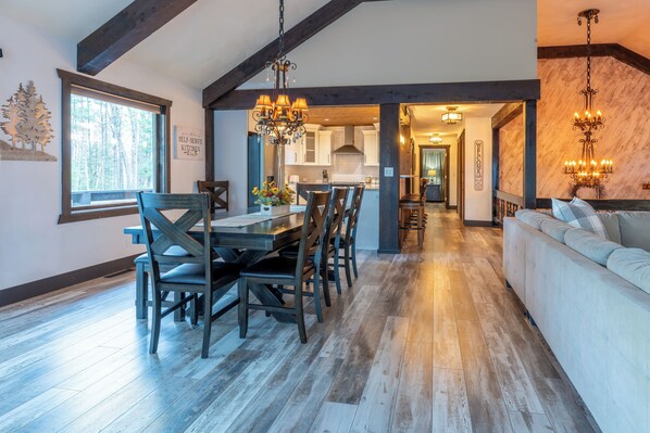 Dining - Forest Whisper Retreat: 4-bdrm lodge in Daggett. Get away and have everything. (Daggett)