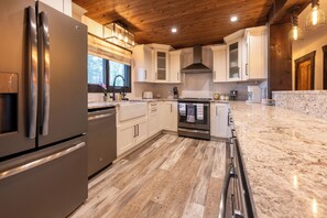 Fridge, microwave, oven, stovetop - Forest Whisper Retreat: 4-bdrm lodge in Daggett. Get away and have everything. (Daggett)