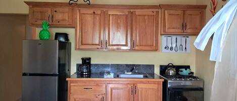 Køleskab, mikrobølgeovn, ovn, kogeplade