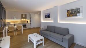 A modern apartment with a dining area, kitchen, and living room. - Urbanfive 1A Ourense center 3 rooms with terrace (Ourense)