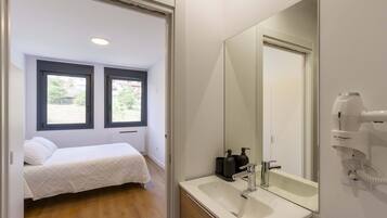 Een haardroger, handdoeken