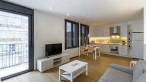A modern apartment with a living room, dining area, and kitchen. - Urbanfive 1A Ourense center 3 rooms with terrace (Ourense)