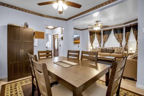 Dining - Charming 3-Br House in lovely Buffalo with AC, WiFi & Free Parking (Buffalo)