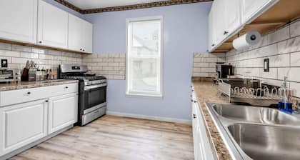 Charming 3-Br House in lovely Buffalo with AC, WiFi & Free Parking