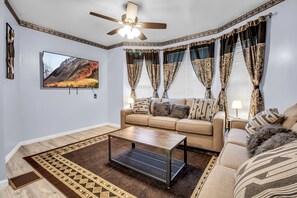 Smart TV - Charming 3-Br House in lovely Buffalo with AC, WiFi & Free Parking (Buffalo)