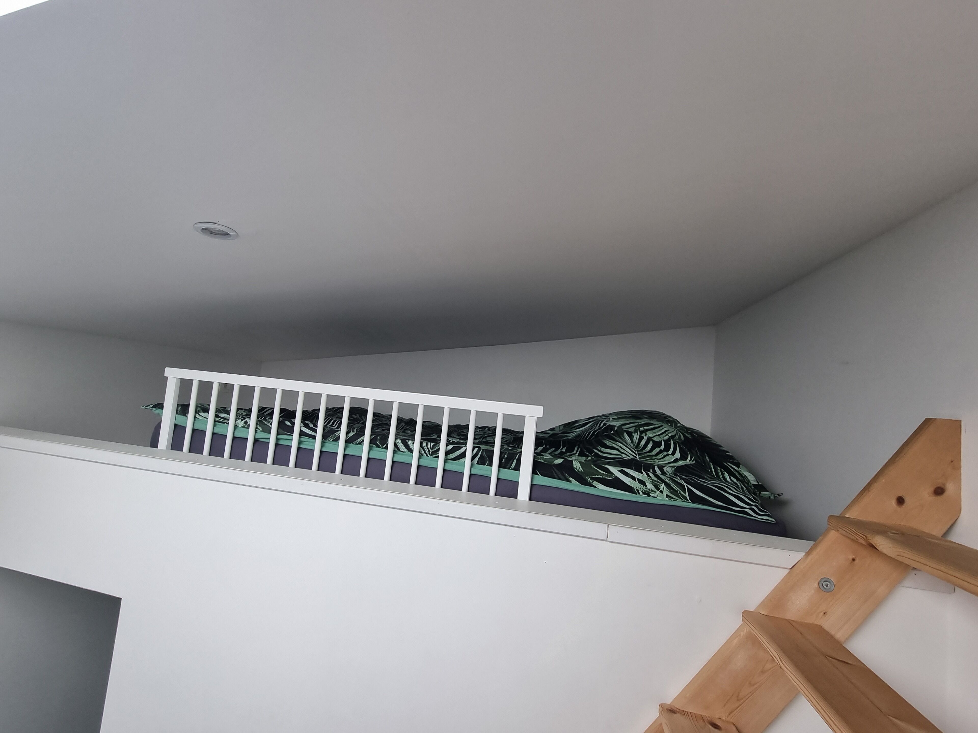 Een wit plafond met een inbouwverlicht armatuur.