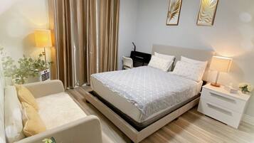 1 間睡房、房內夾萬、熨斗/熨衫板、可攜式嬰兒床