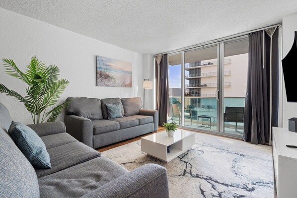 Téléviseur, table de baby-foot, table de ping-pong