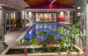 Innendørsbasseng