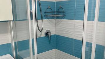 淋浴设施、吹风机、坐浴桶、肥皂