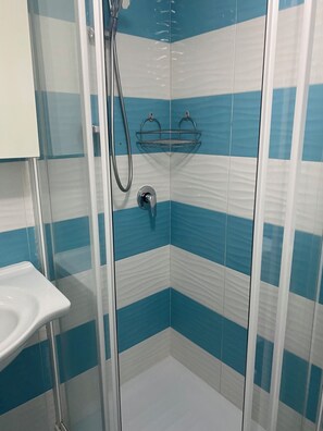 Shower, hair dryer, bidet, soap - Ponzamania Siren (Le Forna)