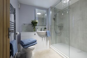 Shower, hair dryer - A romantic, light and airy Cotswold holiday Cottage - School House Cottage (Stow-on-the-Wold)