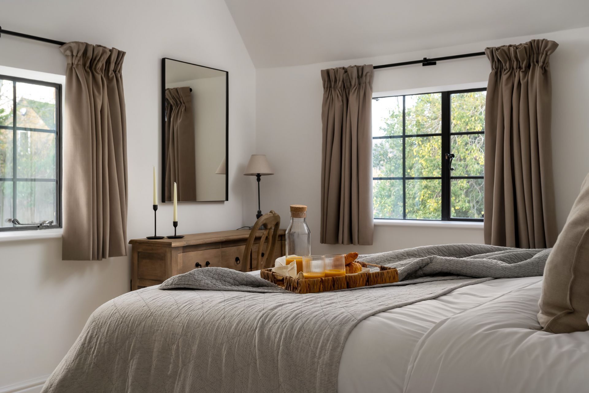 2 bedrooms, desk, iron/ironing board, WiFi