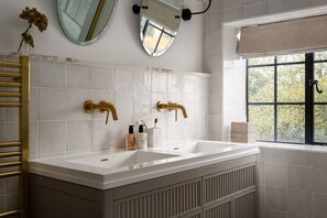 Shower, hair dryer - Beautifully presented dog friendly holiday cottage - Garth Cottage (Chipping Campden)