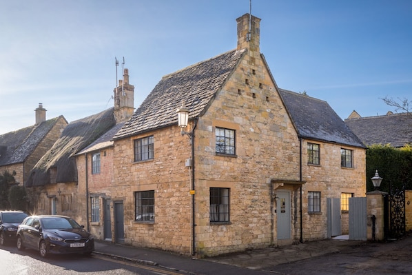 Exterior - Beautifully presented dog friendly holiday cottage - Garth Cottage (Chipping Campden)