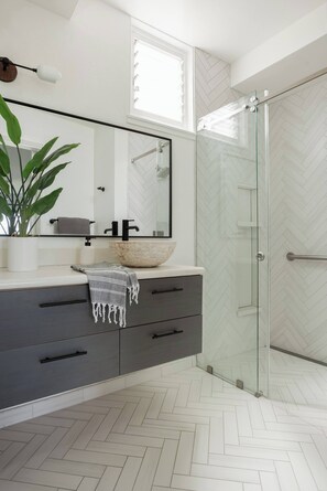 Regadera, secadora de cabello, bidet, toallas 
