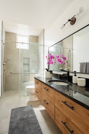 Dusche, Haartrockner, Bidet, Handtücher