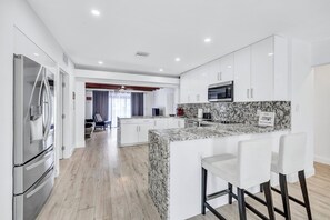 Fridge, microwave, oven, stovetop - Magical Lakefront Pool Home close to Beach Hard Rock Guitar Hotel Airport (Hollywood)