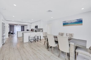 Dining - Magical Lakefront Pool Home close to Beach Hard Rock Guitar Hotel Airport (Hollywood)