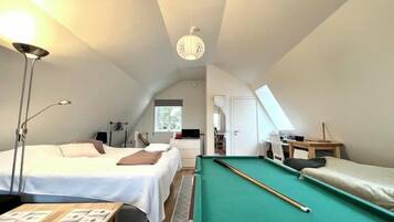 LÀgenhet Deluxe - utsikt mot trÀdgÄrden | Individuell inredning, unika möbler, skrivbord och gratis wi-fi