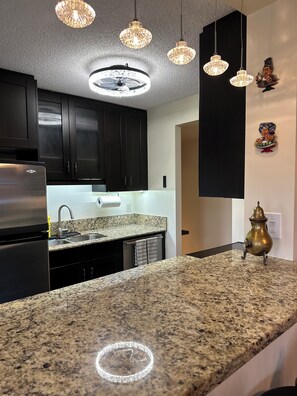 冰箱、微波炉、烤箱、炉灶