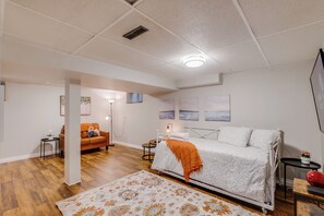 4 habitaciones, tabla de planchar con plancha y cuna de viaje