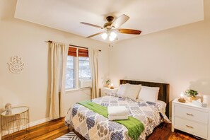 4 dormitoris, planxa i posts de planxar i un bressol de viatge 